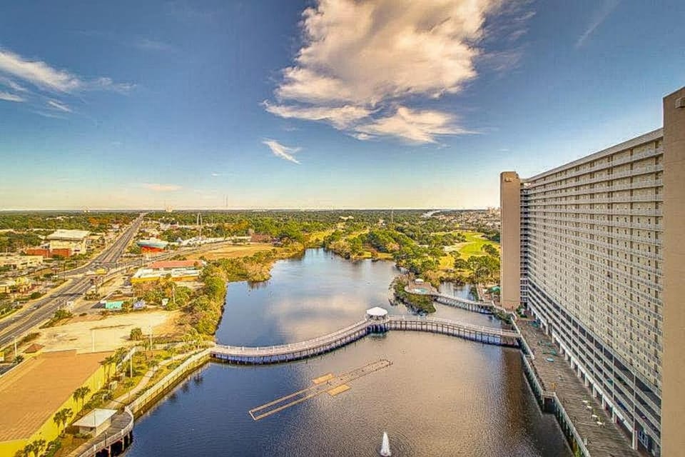 Beach condo with WiFi amazing views hot tub and pools House in Panama City Beach