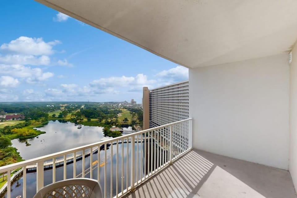 Beach condo with WiFi amazing views hot tub and pools House in Panama City Beach