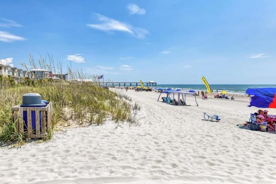 Beach Time - Private Pool - Steps to Beach - 5 Bedroom House in Surfside Beach