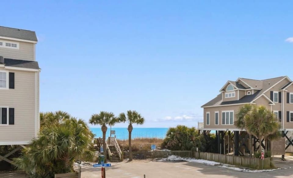 Beach Time - Private Pool - Steps to Beach - 5 Bedroom House in Surfside Beach