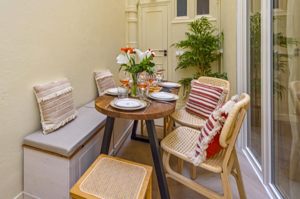 Living room, Seating area, Dining area, Inner courtyard view