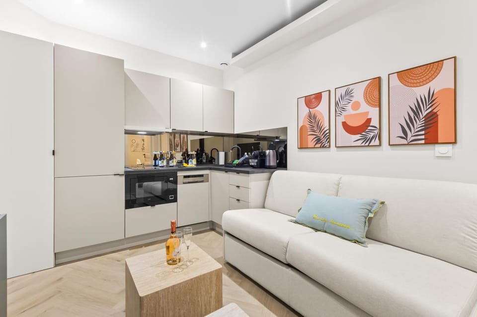 TV and multimedia, Kitchen or kitchenette, Living room, Seating area, oven, stove