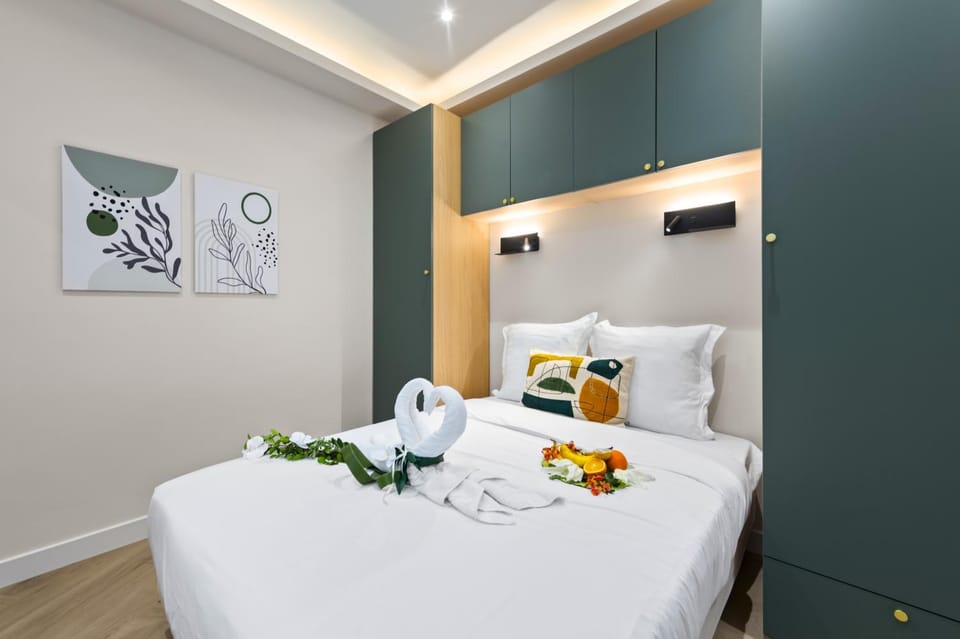 Bed, Photo of the whole room, Bedroom, towels
