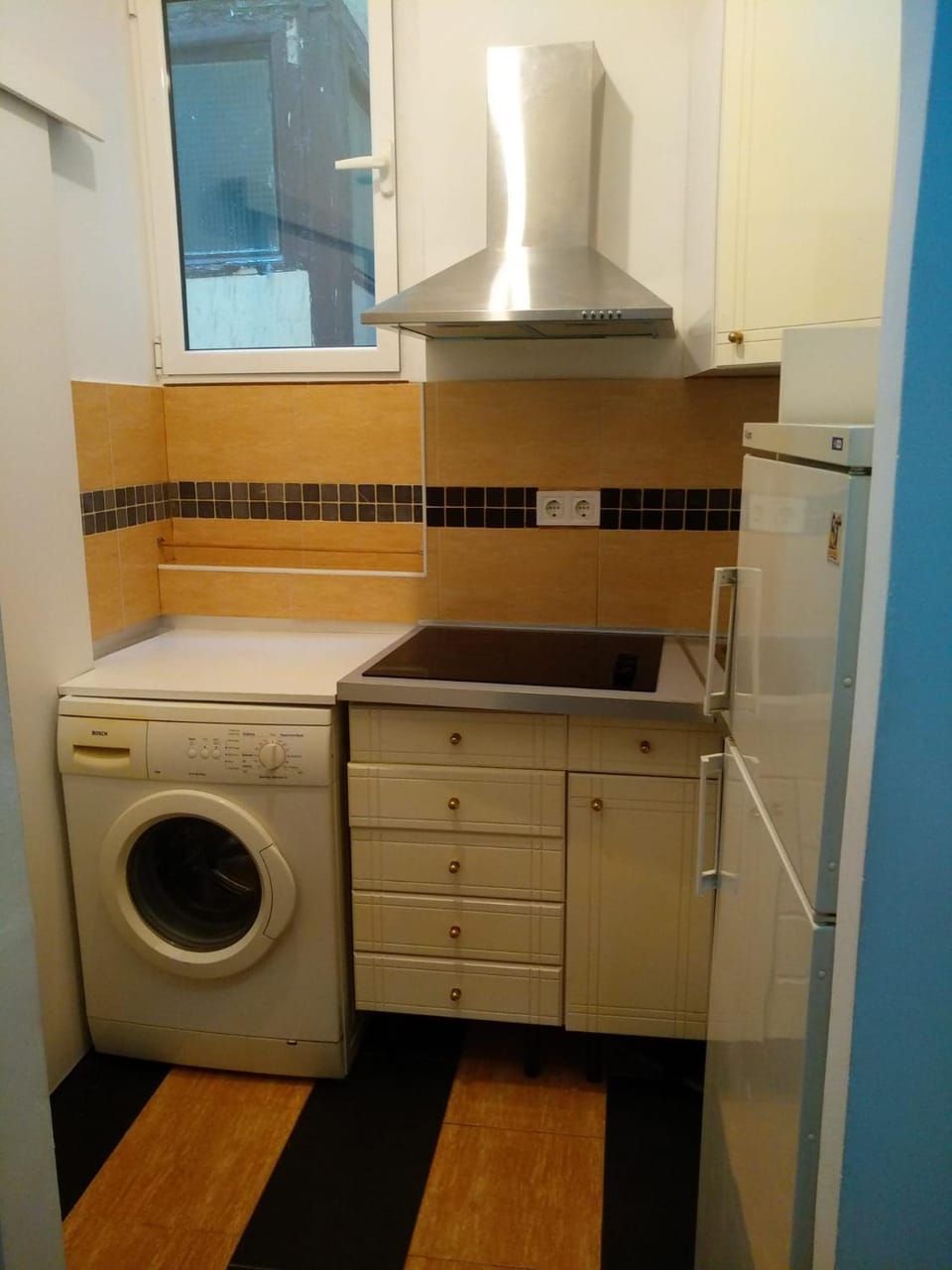Kitchen or kitchenette, washing machine