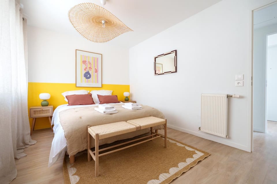 Bed, Photo of the whole room, Bedroom, towels