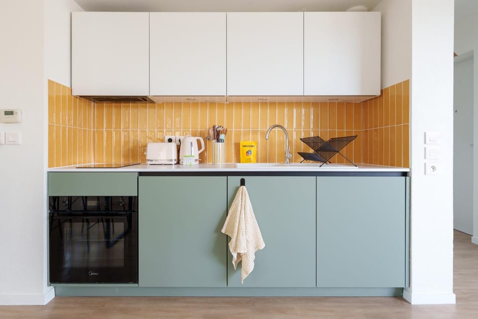 Coffee/tea facilities, Kitchen or kitchenette, stove