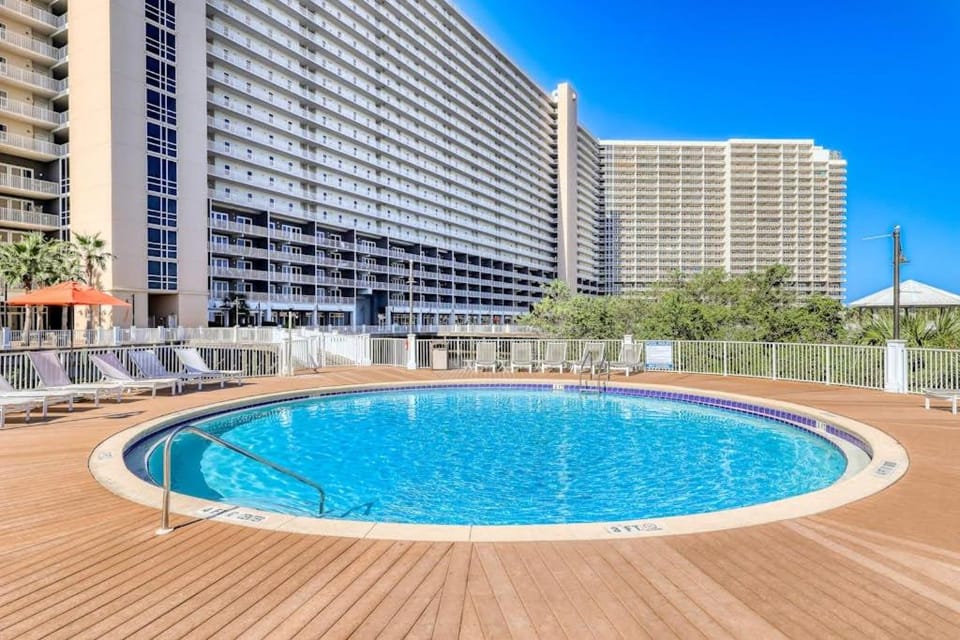 17th-floor condo with lake view balcony 5 pools hot tub gym & beach access House in Panama City Beach