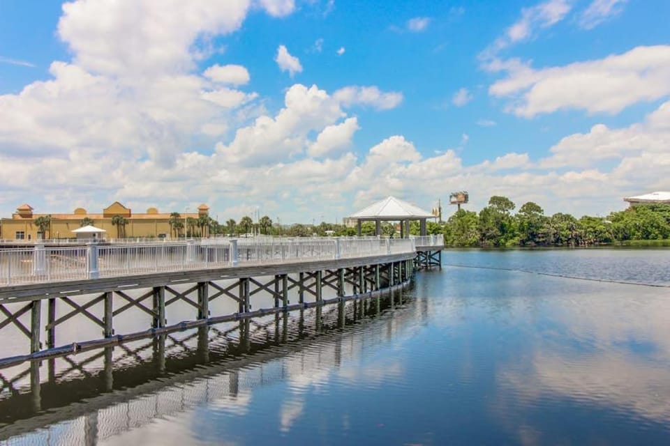 17th-floor condo with lake view balcony 5 pools hot tub gym & beach access House in Panama City Beach