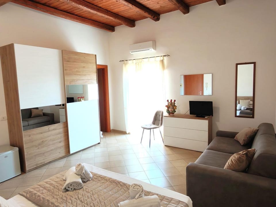 Bed, TV and multimedia, Living room, Photo of the whole room, Seating area, Bedroom, wardrobe
