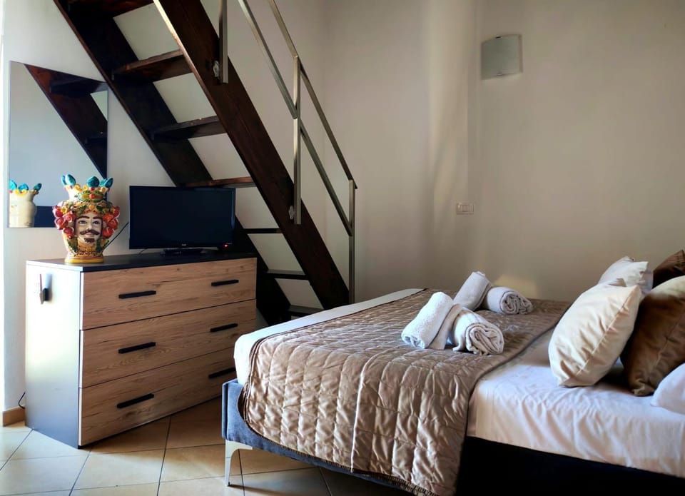 Bed, TV and multimedia, Photo of the whole room, Bedroom, towels