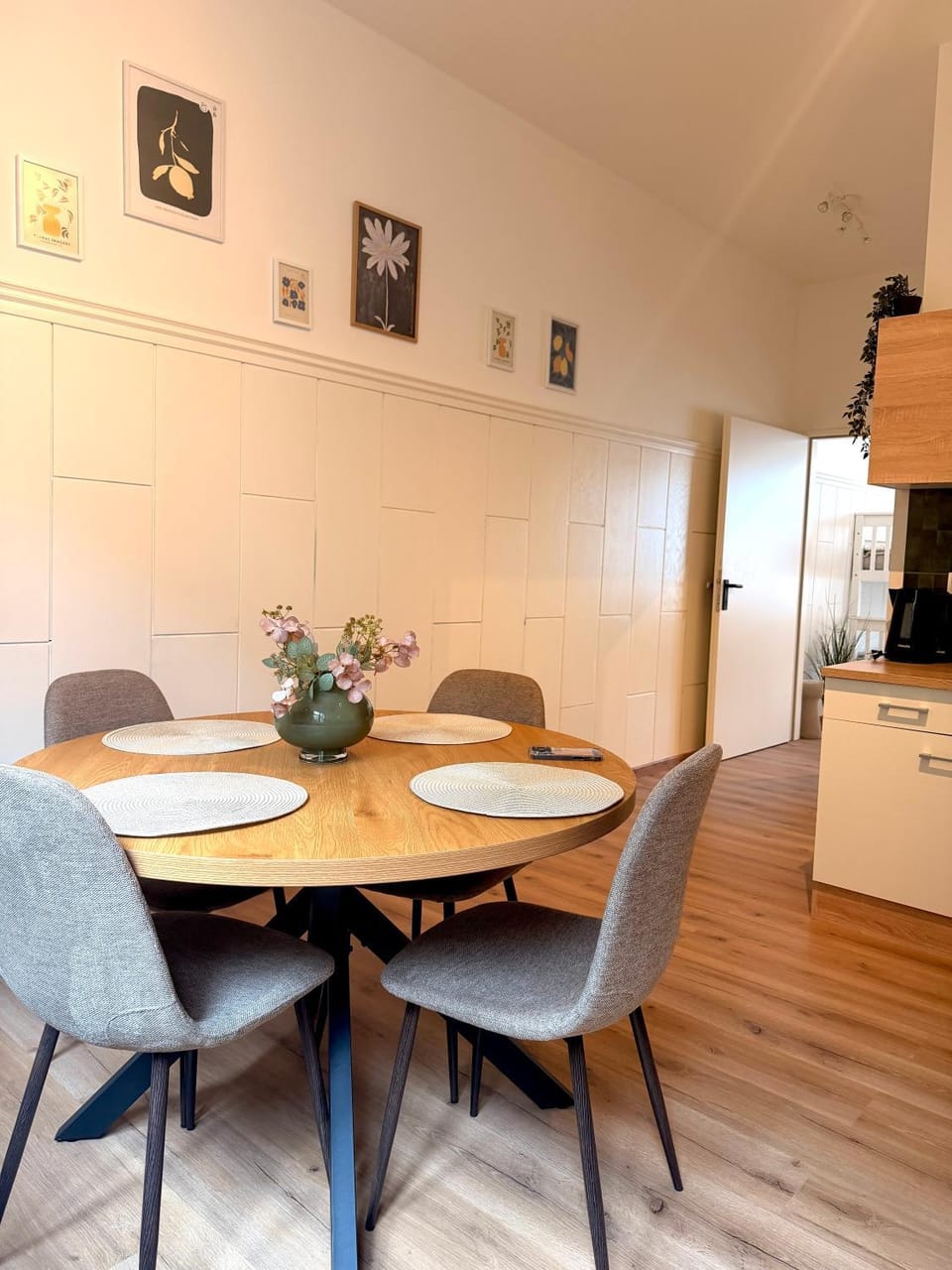 Kitchen or kitchenette, Seating area, Dining area, pet friendly, stove