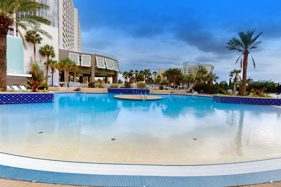 Beachfront 18th-floor condo with hot tub heated pool balcony gym WD AC House in Panama City Beach