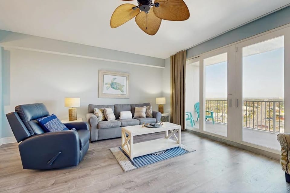 Beachview Condo with full kitchen shared pool and beach access House in Panama City Beach