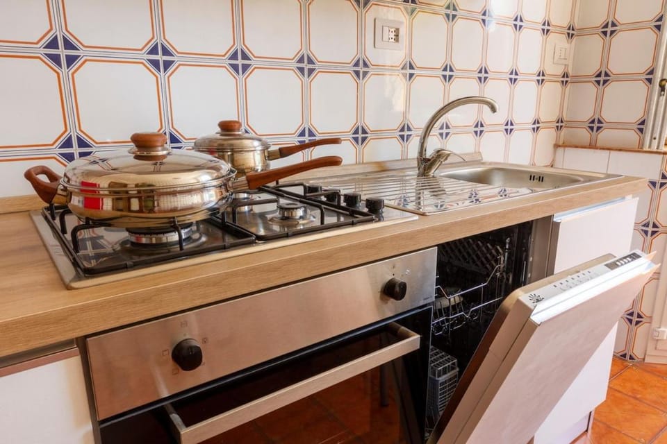 Kitchen or kitchenette, dishwasher, stove