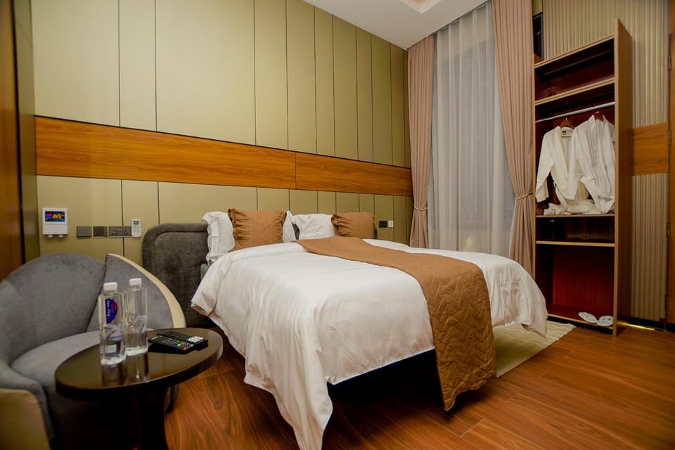Bed, Photo of the whole room, Seating area, Bedroom