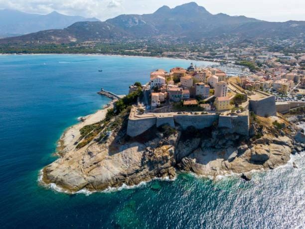 Studio Calvi rénové à 100 m de la plage parking Canapé lit salon Apartment in Calvi
