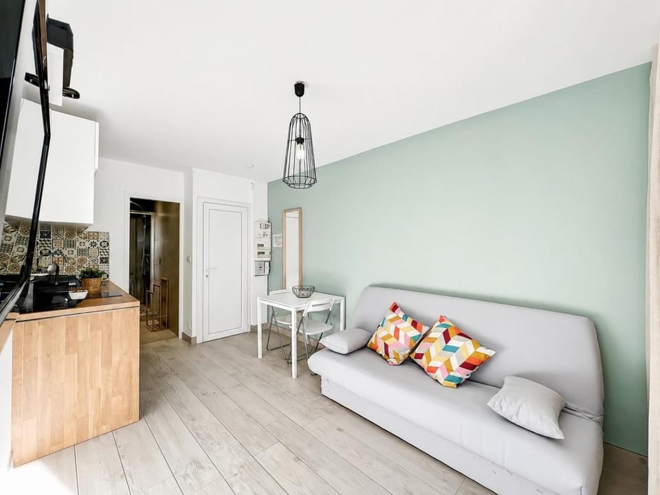 Studio Calvi rénové à 100 m de la plage parking Canapé lit salon Apartment in Calvi