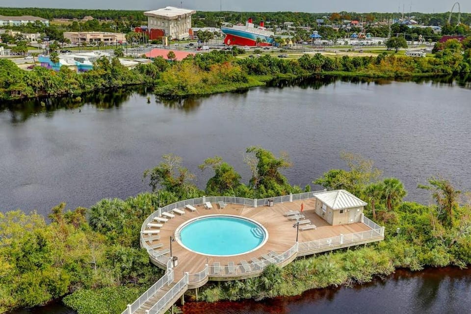 Fantastic beach and lake view condo with shared pools and hot tub House in Panama City Beach
