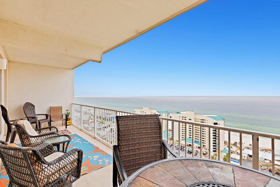 Fantastic beach and lake view condo with shared pools and hot tub House in Panama City Beach
