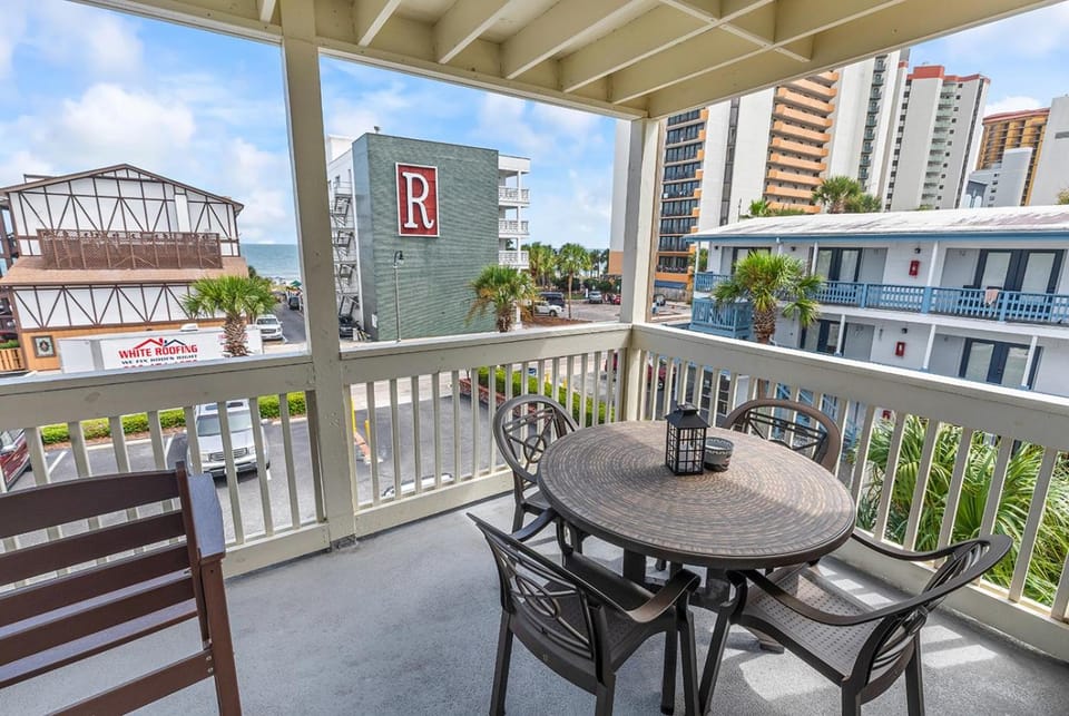 Two BR Villa, Resort Access, Across from Beach Villa in Myrtle Beach