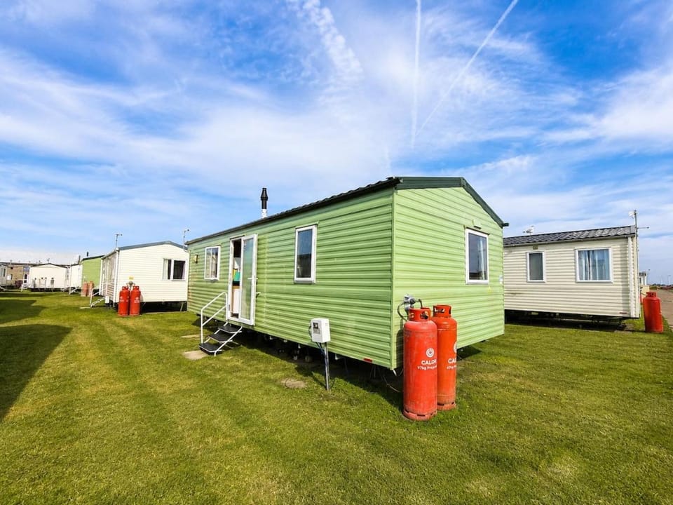 The Happy Camper, Modern Caravan in ParkDean Camber Sands Resort - Sleeps 6, Pet friendly, 2 minute walk to Entertainment hub House in Camber