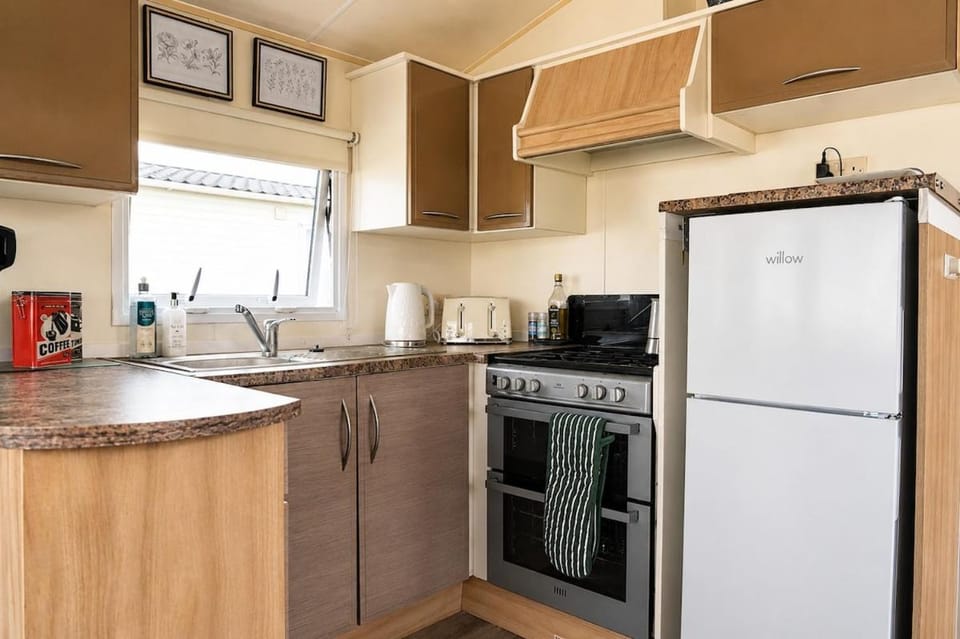 The Happy Camper, Modern Caravan in ParkDean Camber Sands Resort - Sleeps 6, Pet friendly, 2 minute walk to Entertainment hub House in Camber
