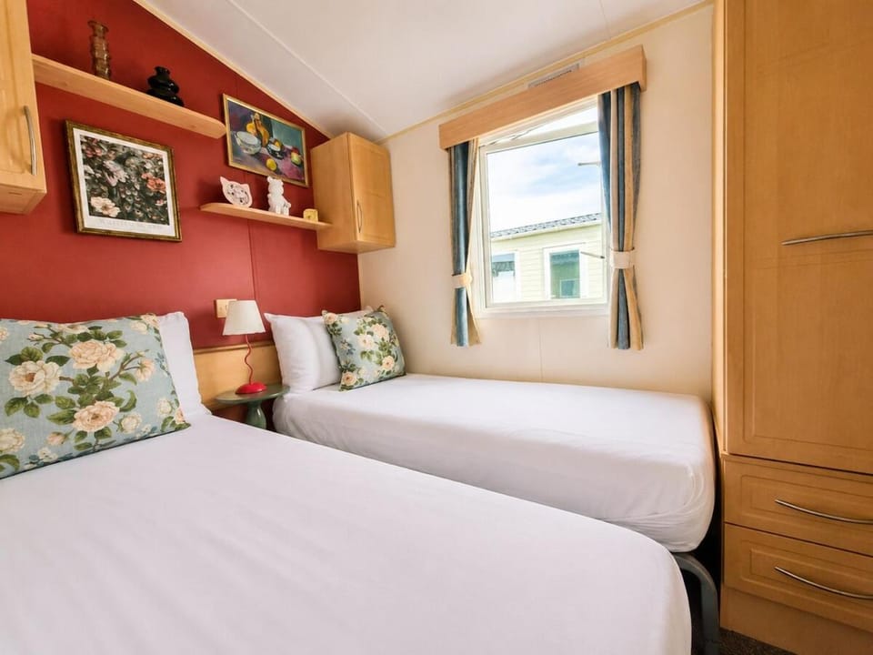 The Happy Camper, Modern Caravan in ParkDean Camber Sands Resort - Sleeps 6, Pet friendly, 2 minute walk to Entertainment hub House in Camber