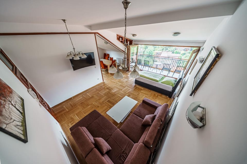 Spacious Haven, 3BR Penthouse, Free GRG PKG, Old Town Apartment in Sarajevo