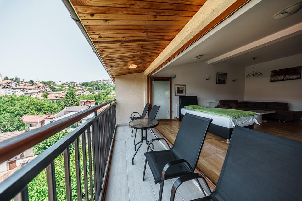 Spacious Haven, 3BR Penthouse, Free GRG PKG, Old Town Apartment in Sarajevo