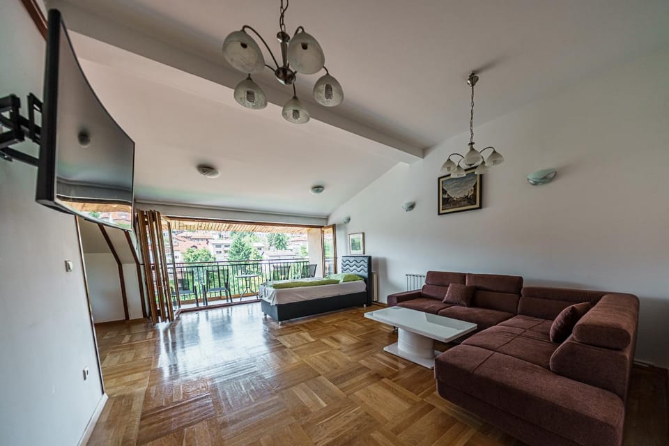 Spacious Haven, 3BR Penthouse, Free GRG PKG, Old Town Apartment in Sarajevo