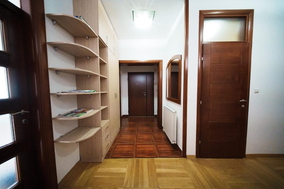 Spacious Haven, 3BR Penthouse, Free GRG PKG, Old Town Apartment in Sarajevo