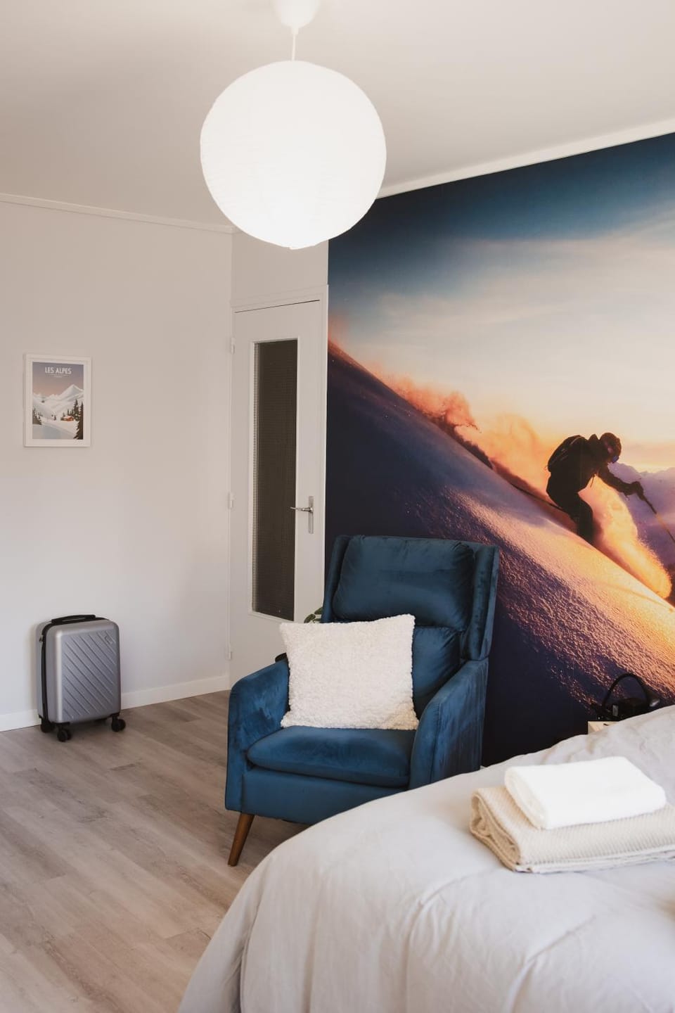 Bed, Seating area, Bedroom