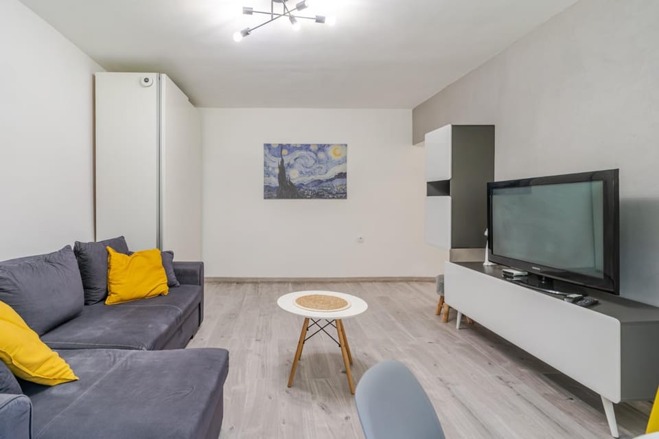 TV and multimedia, Living room, Seating area, Evening entertainment