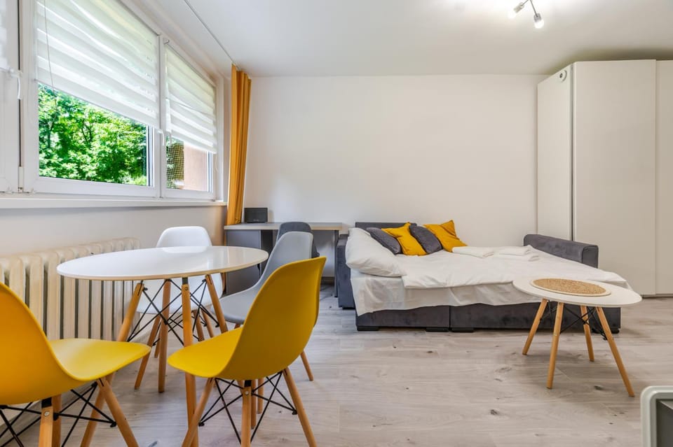 Bed, Living room, Photo of the whole room, Seating area, Dining area