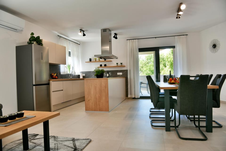Dining area, kitchen