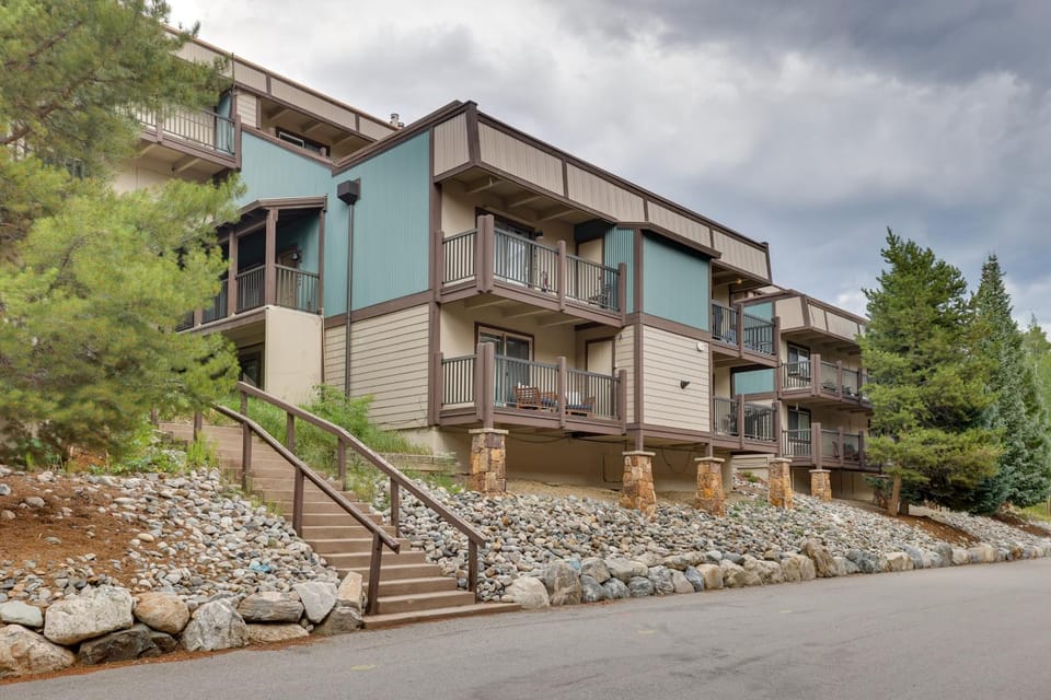 Hike, Bike & Ski! Cozy Condo 8 Mi to Lake Dillon House in Breckenridge