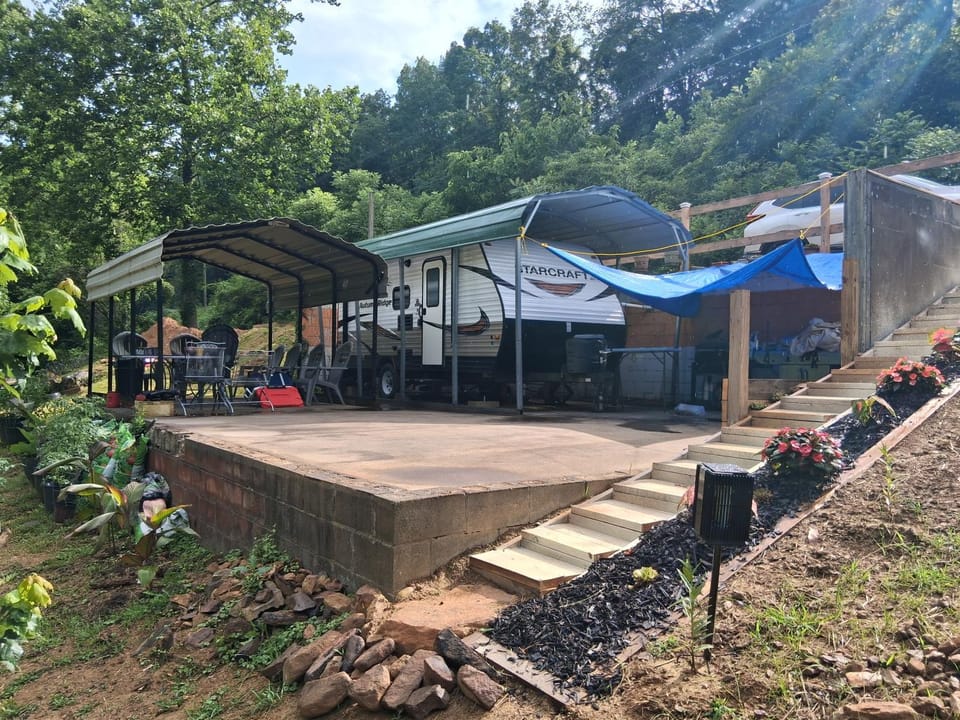 Camper with Queen and bunk bed House in Cheoah
