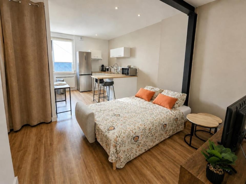 Bed, Kitchen or kitchenette