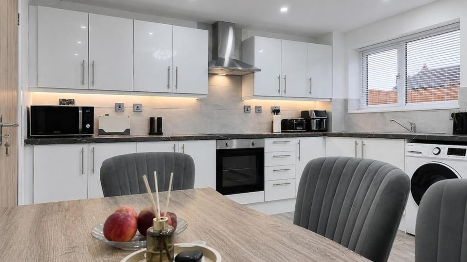 Coffee/tea facilities, Kitchen or kitchenette, Dining area, oven, stove, toaster