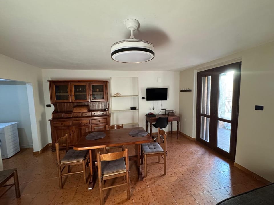 TV and multimedia, Kitchen or kitchenette, Living room, Seating area
