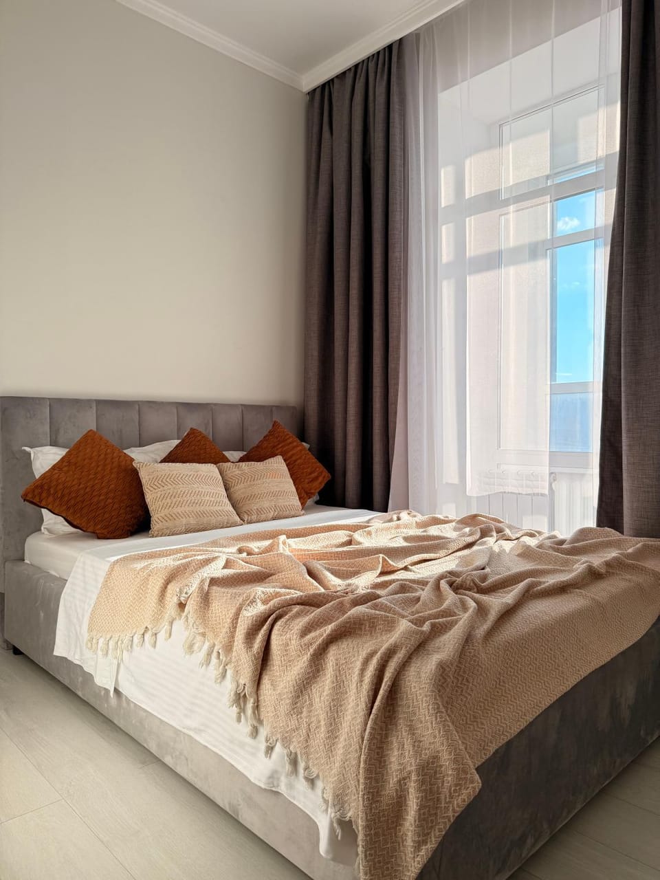 Property building, Facade/entrance, Bed, Photo of the whole room, Bedroom, Location, hair dryier, towels