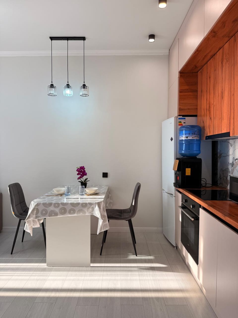 Kitchen or kitchenette, Dining area, minibar, oven, stove