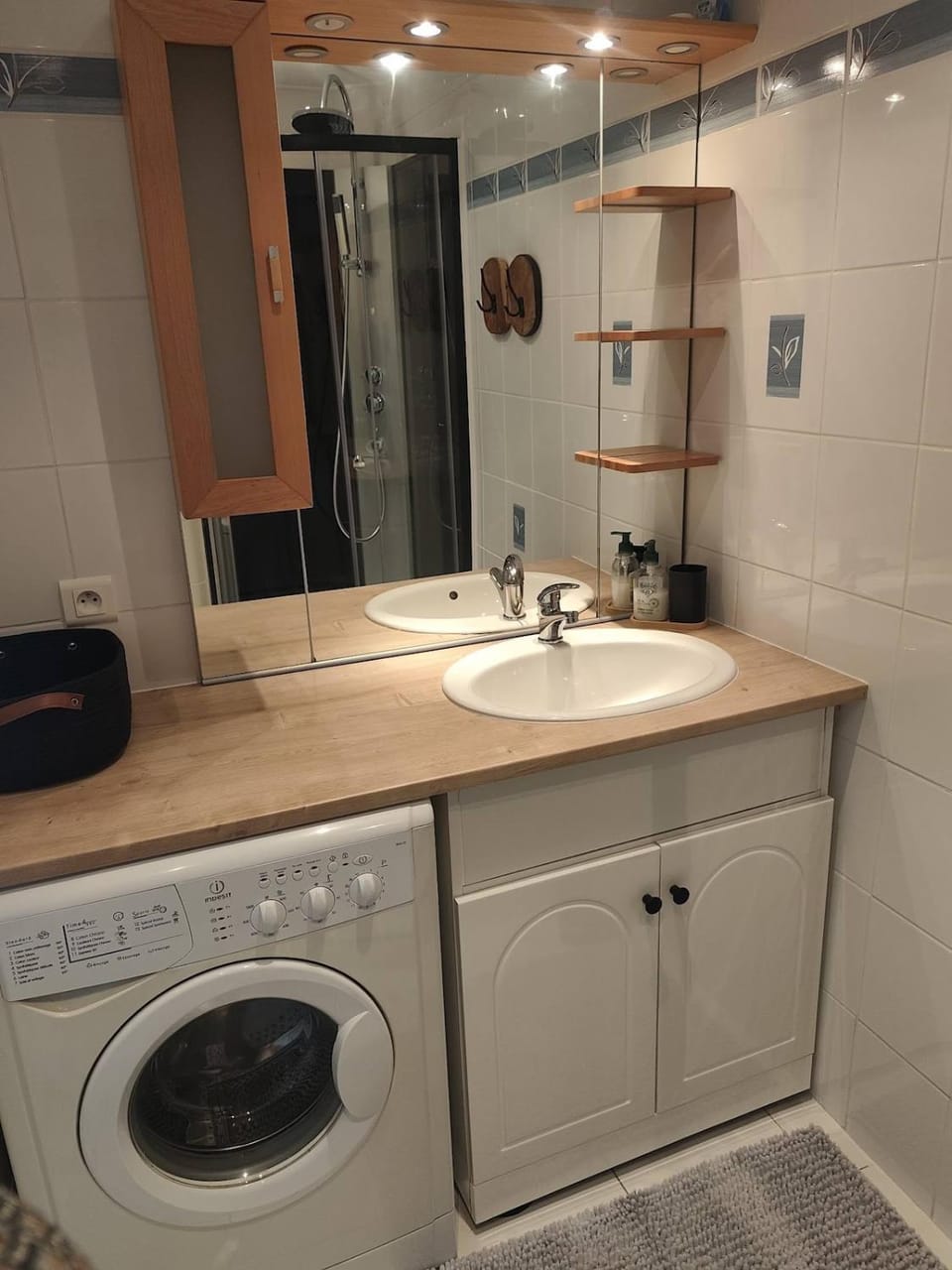 Bathroom, washing machine