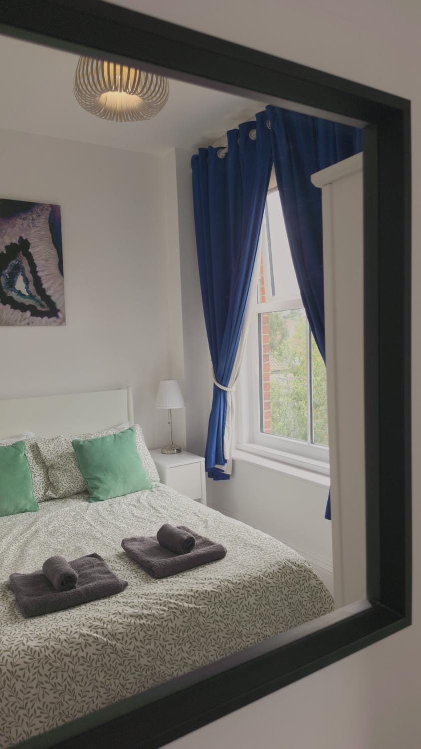 Bed, Photo of the whole room, Bedroom, towels