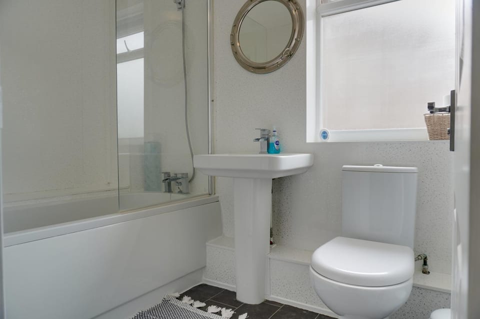 Shower, Toilet, Bathroom, Bath