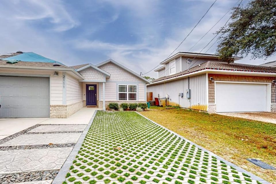 Brightly updated home near the sound with large patio chefs kitchen & WD House in Florida