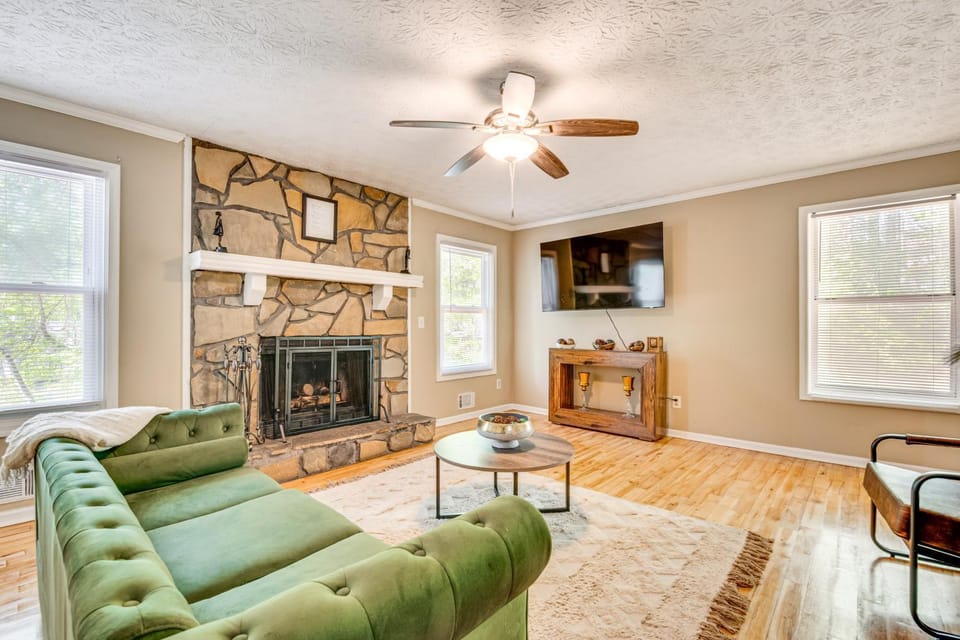 Family Getaway in Kennesaw! Spacious Home House in Kennesaw
