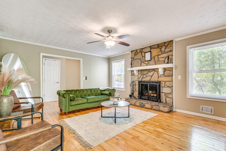 Family Getaway in Kennesaw! Spacious Home House in Kennesaw