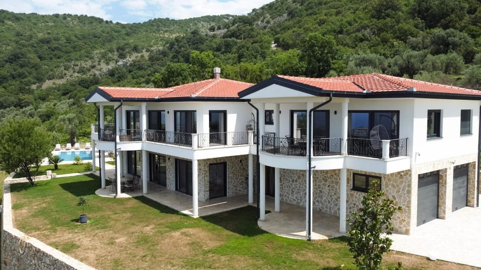 Property building, Natural landscape, Balcony/Terrace, Mountain view