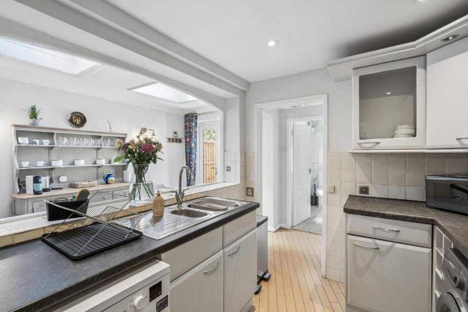 Central Windsor Home - Free Parking - By Tempstay House in Windsor